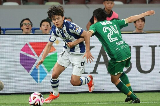 ５月に行われた東京Vとの親善試合でプレーする久保建英