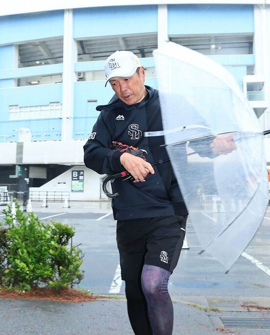 室内練習場に向かうソフトバンク・小久保監督