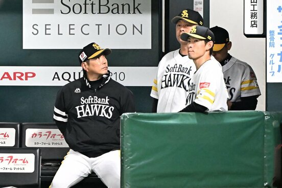 リリーフ陣のやりくりにも頭を悩ますソフトバンク・小久保監督(左)