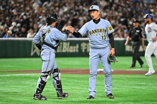 カブスに勝利してタッチする阪神・梅野隆太郎（左）と岩崎優