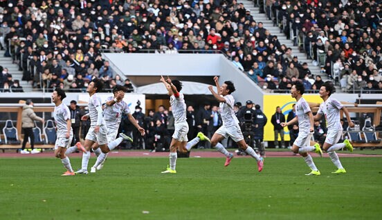 ＰＫ戦の末に勝利し喜び合う神村学園イレブン