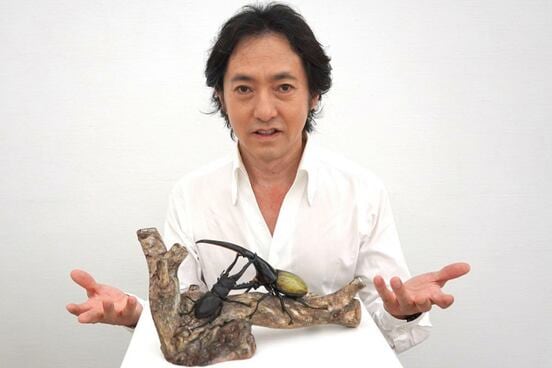 秋川雅史と「木彫ヘラクレスオオカブトとギラファノコギリクワガタ」