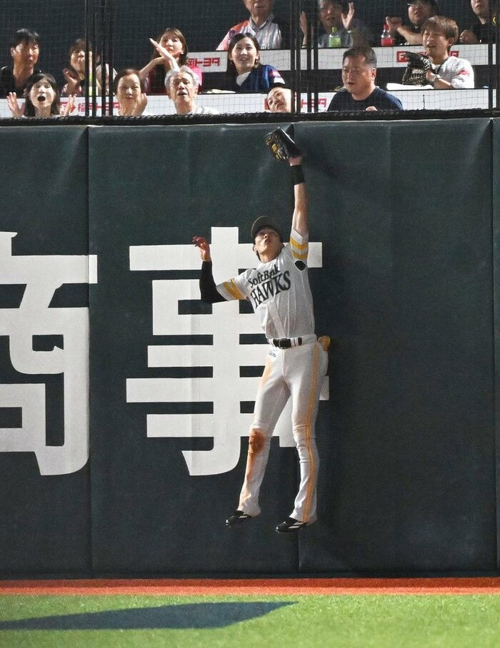 6回、大飛球を好捕するソフトバンク・周東佑京