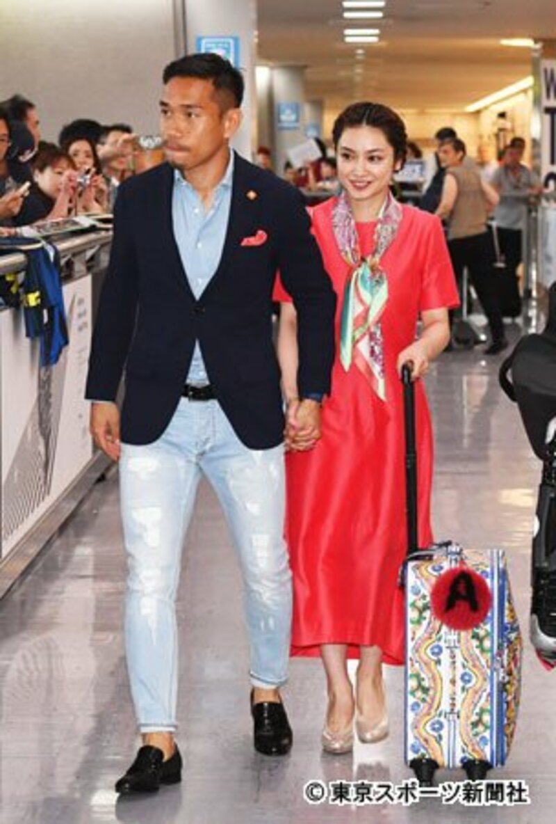 長友と平愛梨 ラブラブ 手つなぎ 帰国 東スポweb 長友と平愛梨 ラブラブ 手つなぎ 帰国 東スポweb