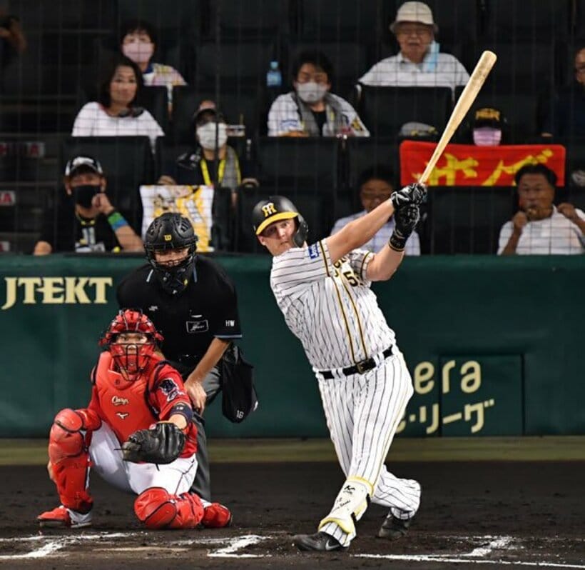  豪快な１８号ソロを放った阪神・サンズ（右）