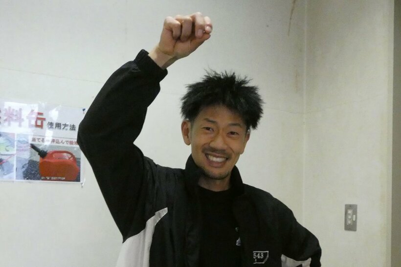 スパイスを振るポーズを決める重木輝彦