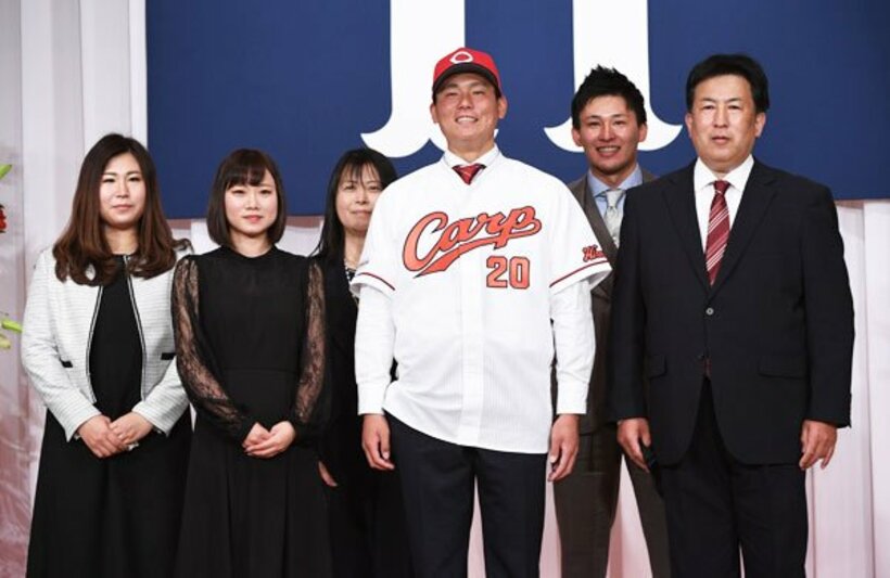  家族と記念撮影した広島・栗林。左から２人目が沙耶夫人