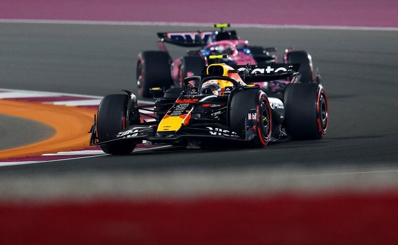 予選でコーナーを回る角田裕毅のマシン（ロイター）