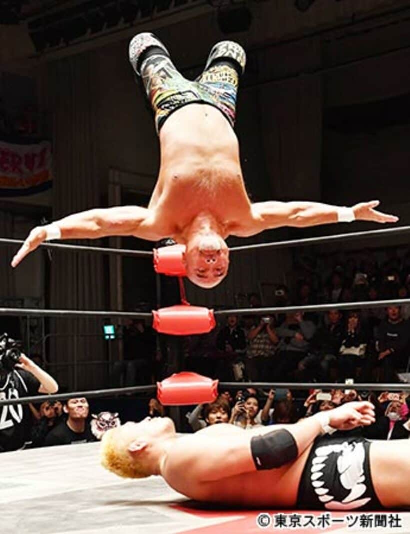  河野（下）にムーンサルトプレスを決める武藤