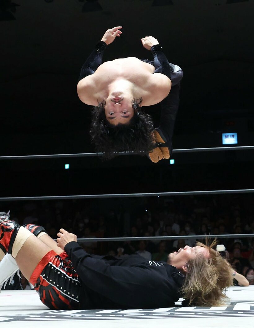 内藤（下）を攻めるOZAWA