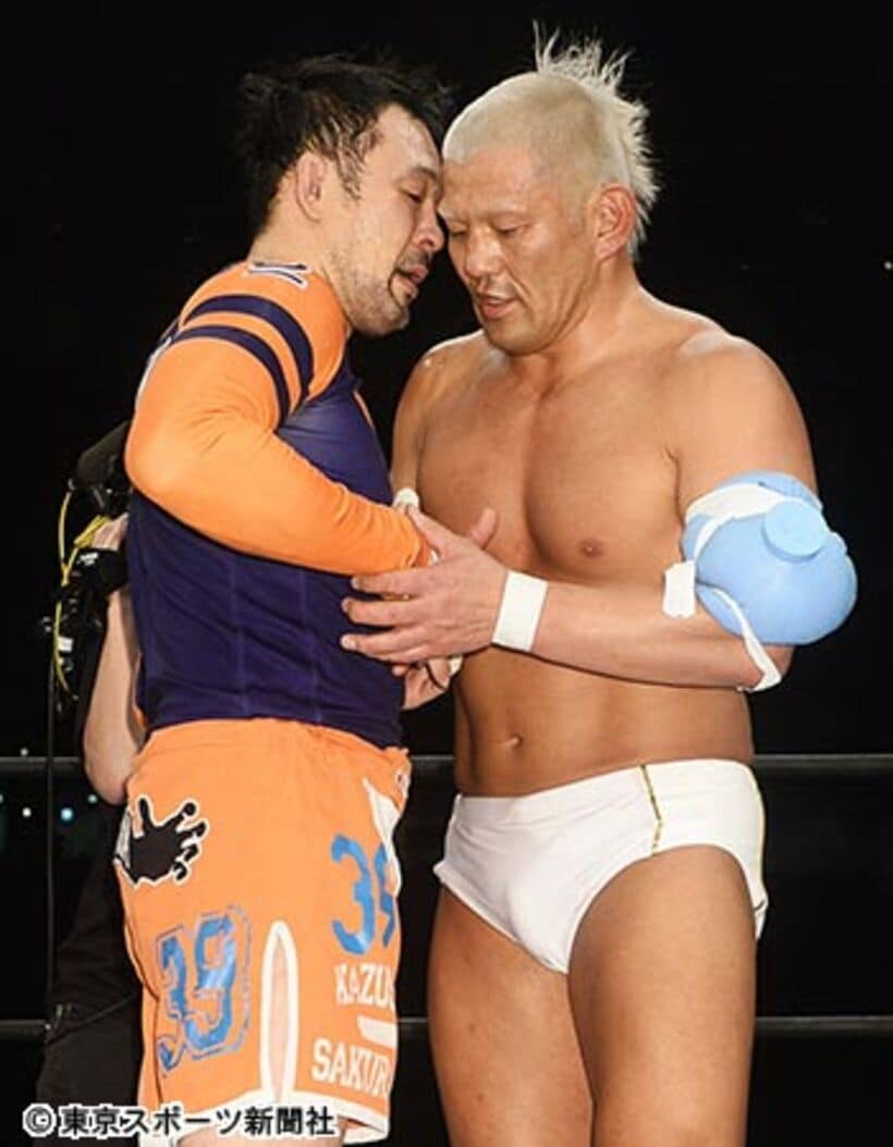 試合後に健闘をたたえ合った鈴木（右）と桜庭