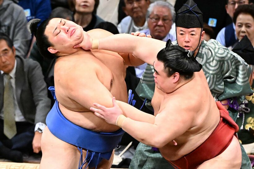 隆の勝のノド輪で上体を起こされる大の里