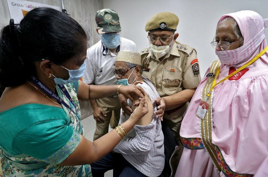 新型コロナウイルスのワクチン接種を受けるインドの男性（ロイター）