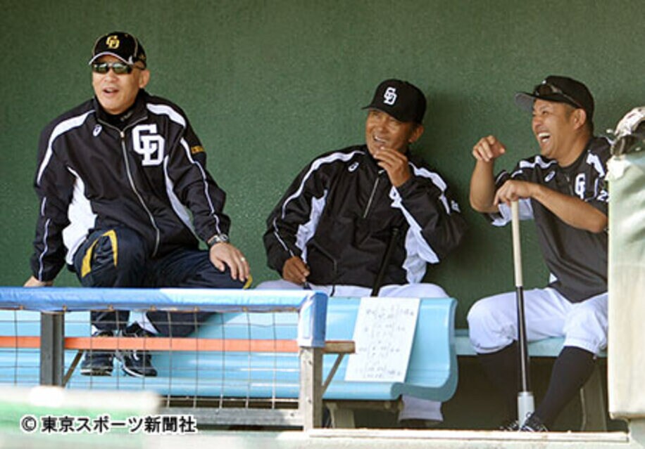 ベンチで談笑する落合GM、森ヘッドコーチ、谷繁監督（左から）