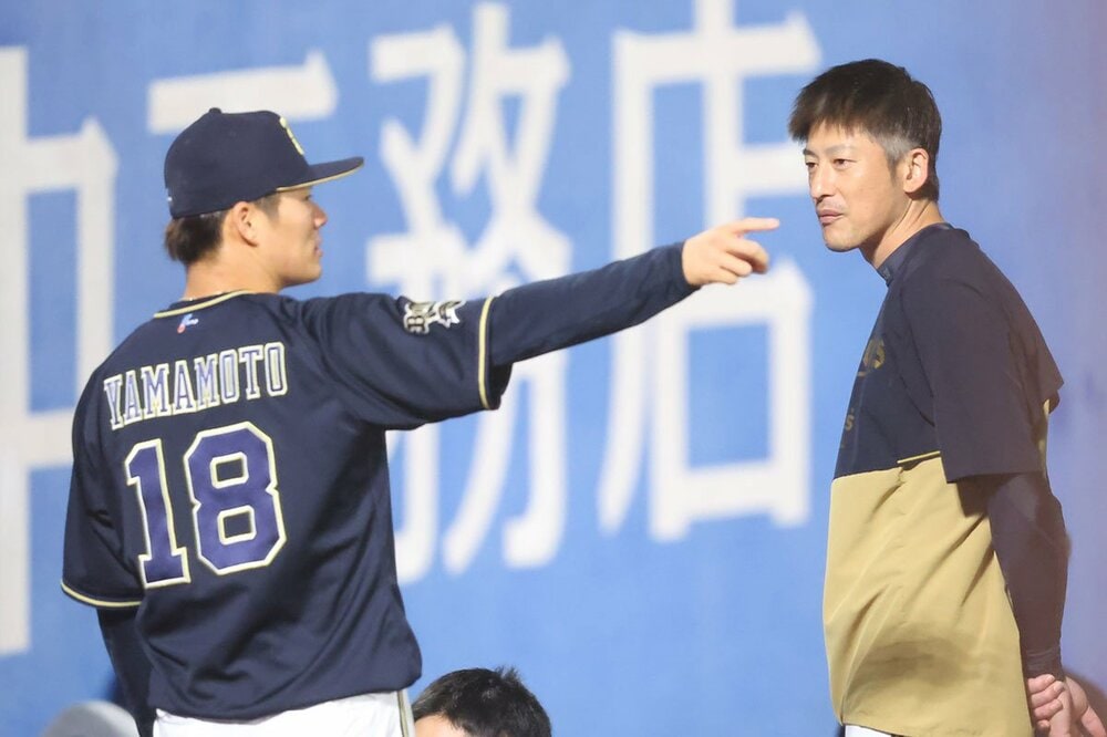 2022年、オリックス時代の山本由伸と能見投手兼任コーチ