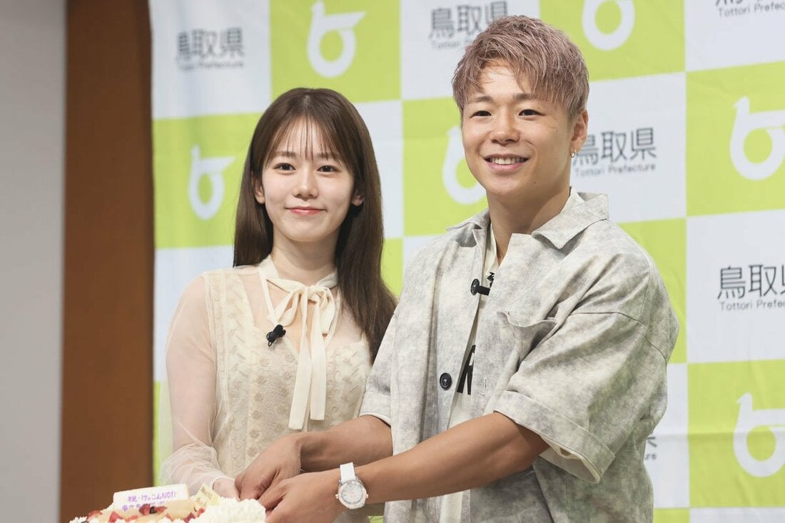 武尊(右)と妻の川口葵（2025年）
