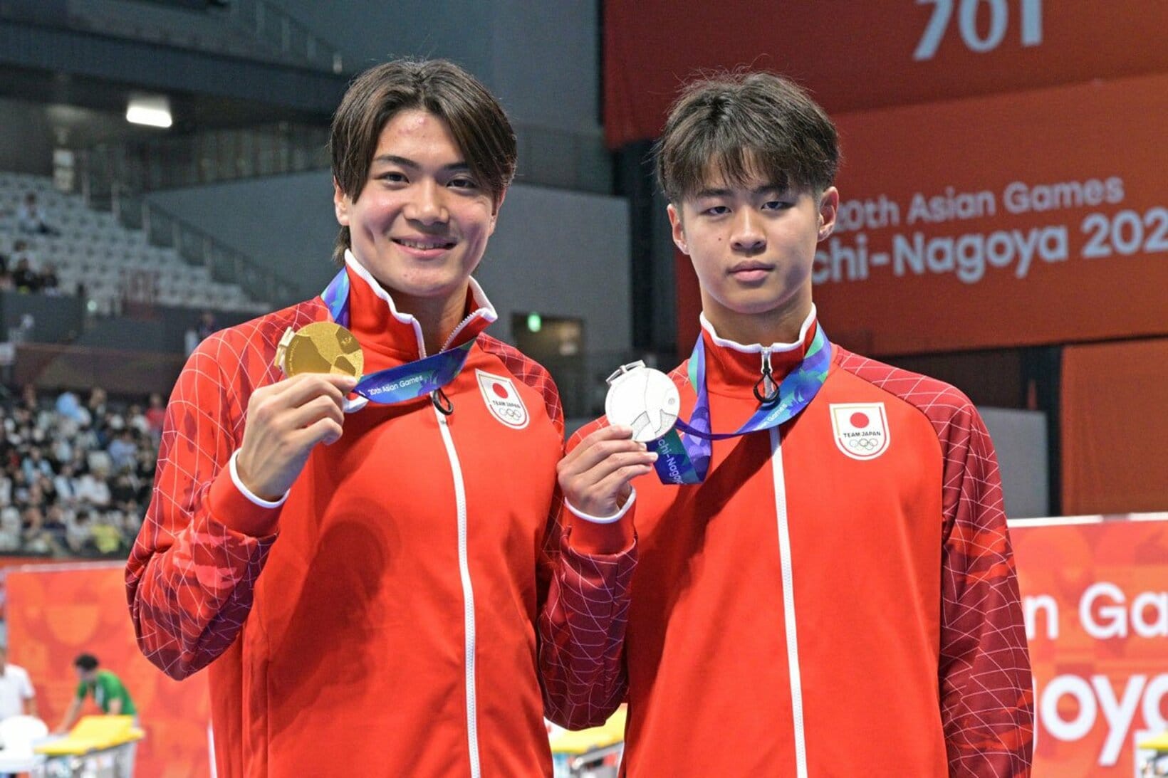金メダルを手にする松下知之(左)と、銀メダルを手にする小島夢貴