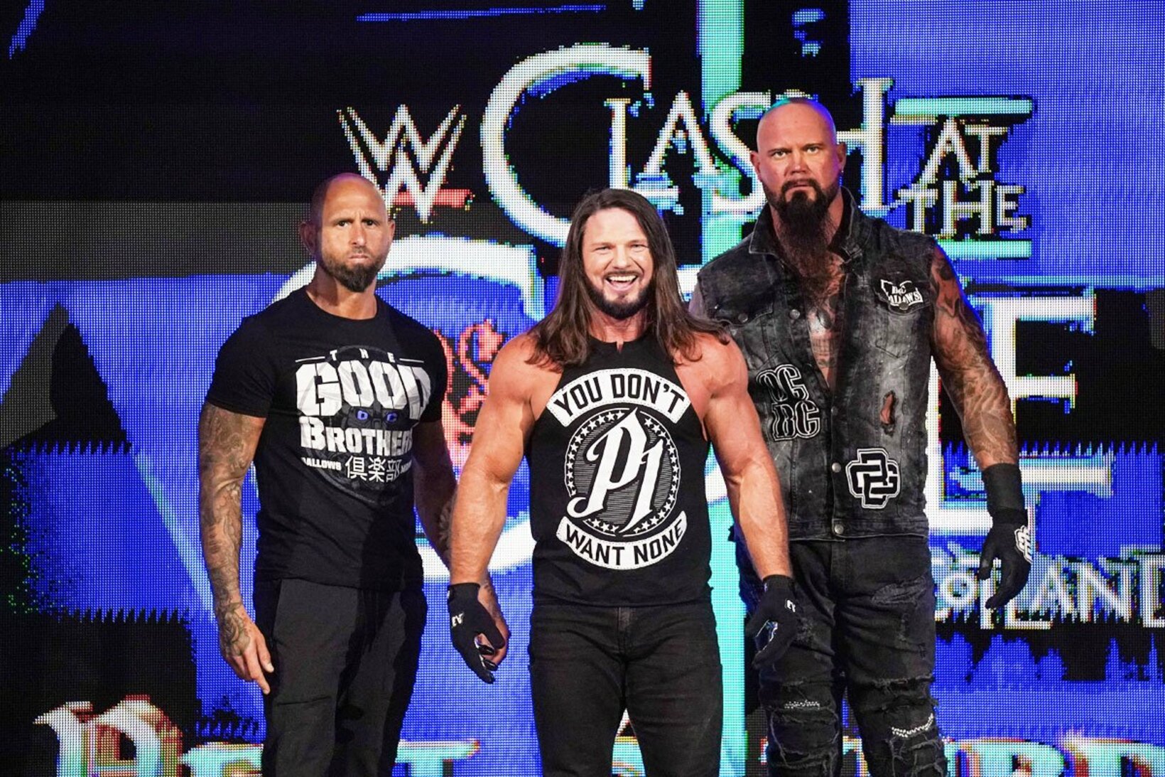 高笑いの(左から)カール・アンダーソン、AJスタイルズ、ルーク・ギャローズ（©WWE）
