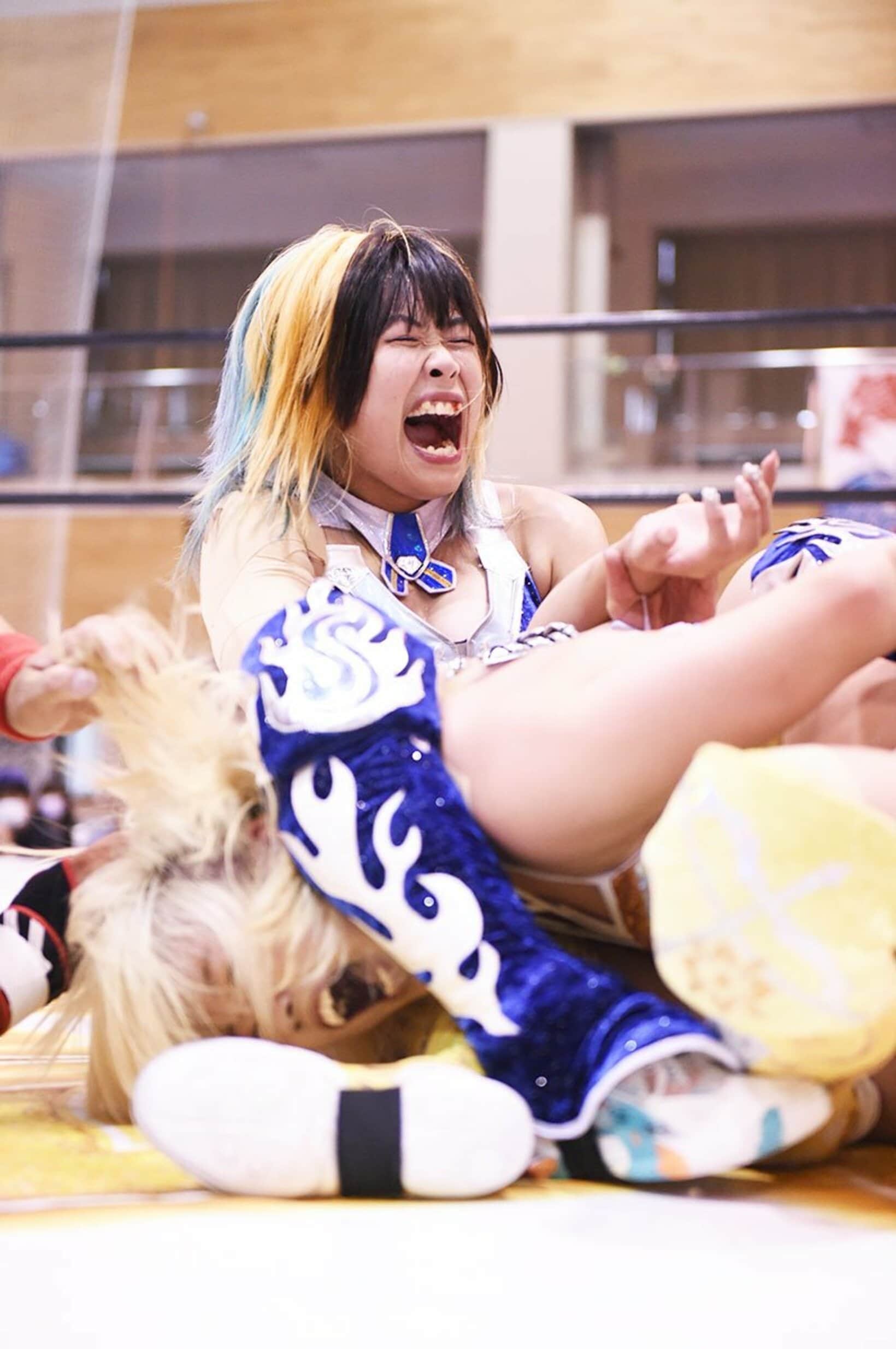 ビクトリア弓月(下)の腕を決めるMIRAI（©マリーゴールド）