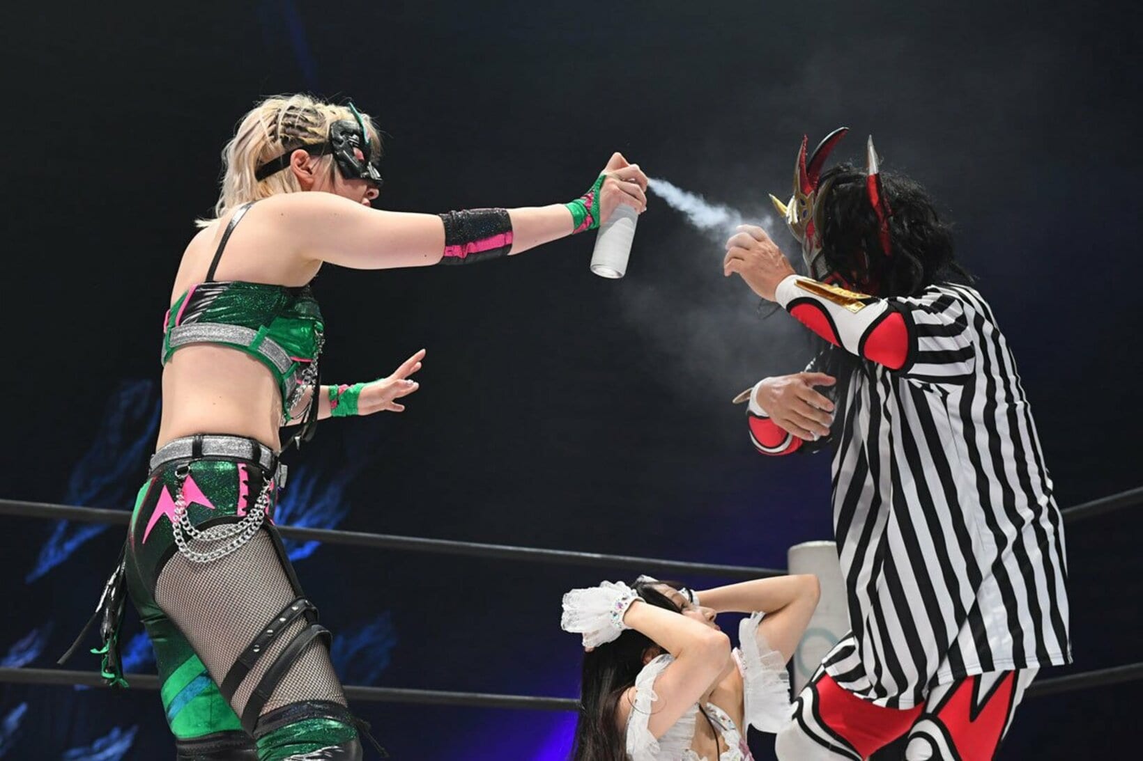 ライガー(右)にスプレーを噴射するハイパーミサヲ