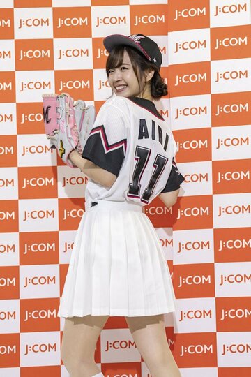  始球式を行った鈴木愛理（Ｃ）Ｃ.Ｌ.Ｍ（Ｊ：ＣＯＭスペシャルデー）