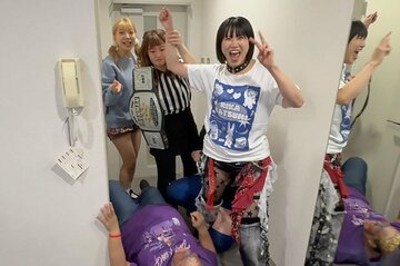 控室でアジャコング(下)から３カウントを奪い、新王者となった辰巳リカ(右)