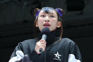 緊張の面持ちでマイクを持つフワちゃん