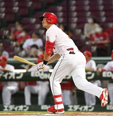  2戦連発となる１８号３ランを放った鈴木誠