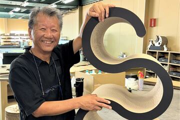 キャットタワー型爪とぎ「スヌーズ」を紹介する寺澤一光会長