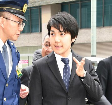  何やらジェスチャーで訴える小室さん