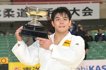 トロフィーを担ぎ、記念撮影する田嶋剛希