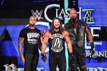 高笑いの(左から)カール・アンダーソン、AJスタイルズ、ルーク・ギャローズ（©WWE）