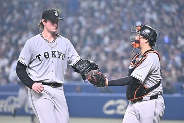 ウィットリー（左）に声をかける岸田行倫
