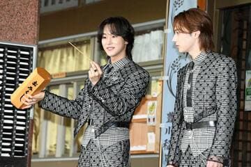 おみくじを引くROIROM・本多大夢と浜川路己（右）