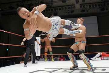 石坂ブライアン(右)にドロップキックを放つＣＩＭＡ（©博文社）