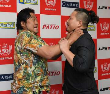  ジェイク・リー（右）につかみかかった諏訪魔（東スポWeb）