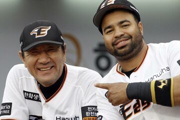 韓国リーグで打撃コーチを務めた中島氏とロサリオ