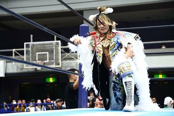 バルバロ・カベルナリオの格好で入場する棚橋弘至