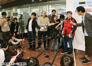  羽田空港で多くの報道陣に囲まれた長与