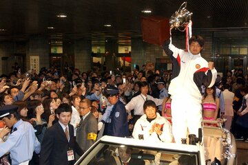 「NEW JAPAN CUP」優勝パレードを行った棚橋弘至（右）と中邑真輔（左、05年4月）