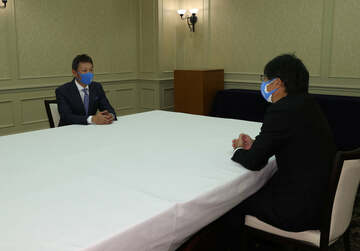  大島宇一郎オーナー（右）から監督就任要請を受けた立浪氏（代表撮影）