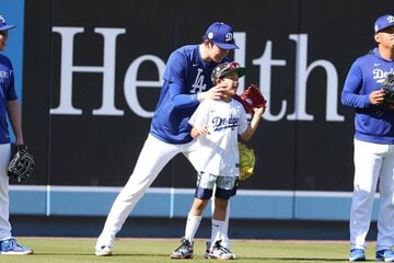 子どもと無邪気にはしゃぐ佐々木朗希
