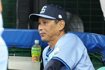 戦況を見つめる西口監督