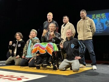 （前列左から）進祐哉、拳剛、天龍源一郎、新井健一郎、（後列左から）河野真幸、佐藤光留、佐藤耕平