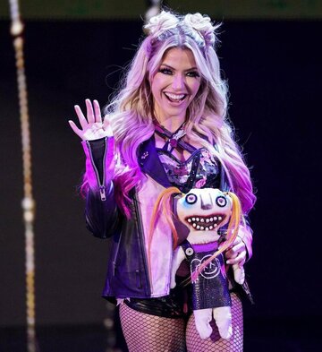  人形「リリー」を手に復帰したアレクサ・ブリス(©2022 WWE, Inc. All Rights Reserved.)