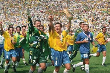 W杯トロフィーを掲げる主将ドゥンガ(1994年7月、ロイター)