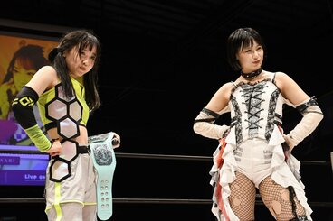 ともに準決勝を勝ち上がった鈴芽(左)と辰巳リカ