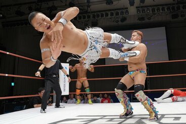 石坂ブライアン(右)にドロップキックを放つCIMA(©博文社)