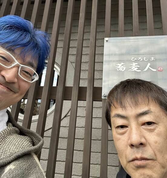元ボートレーサー・石田豪さん（右）と宮崎経督記者