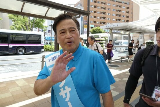 東京・亀有で街頭演説を行ったラサール石井氏